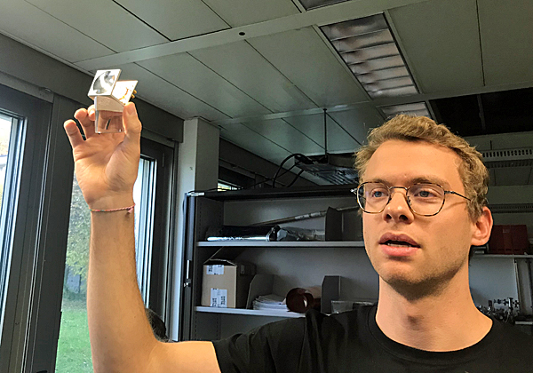 מתיאס מרגנטאלר, פוסט דוקטורנט במעבדת המחקר של יבמ בציריך, מדריך את העיתונאים בסיור. צילום: אבי בליזובסקי