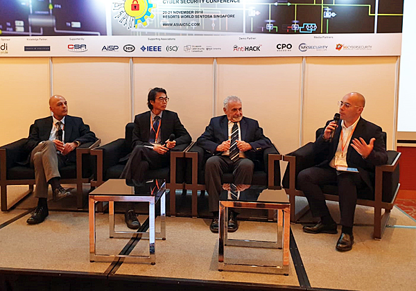 מימין: סמואל לינארס, מנהל אקסנצ'ר ספרד; דניאל ארנרייך, יועץ ומנחה להגנת סייבר על תשתיות SCCE-SCADA Security; דיוויד אונג, מנכ"ל אטילה סייברטק; ויוסי שביט, מנהל תחום הגנת סייבר על מערכות ייצור במשרד להגנת הסביבה. צילום: יח"צ