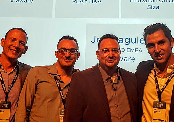 מימין: אופיר אבקסיס, מנכ"ל TeraSky; ארז רחמיל, סמנכ"ל IT ופיתוח בחברה; גיא אלמוג, מנהל הנדסה בפלייטיקה; וכפיר שפיר, מנהל תיקי לקוחות ב-VMware ישראל. צילום: פלי הנמר