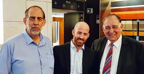 מימין: ראש עיריית חיפה היוצא, יונה יהב; אורי אלתר, מתכנן ערים; ואילן אלתר, מנכ"ל אלתרנט. צילום: פלי הנמר