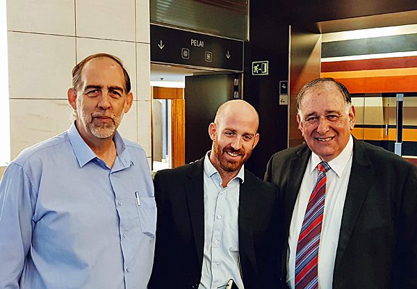 מימין: ראש עיריית חיפה היוצא, יונה יהב; אורי אלתר, מתכנן ערים; ואילן אלתר, מנכ"ל אלתרנט. צילום: פלי הנמר