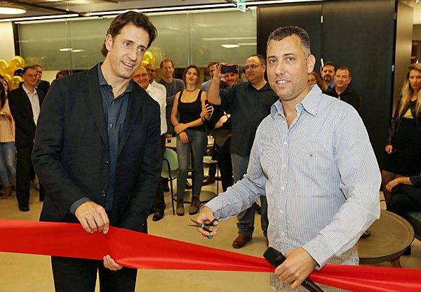 מימין: טל טיקוצקי, סמנכ"ל ההנדסה של ObserveIT, ומייק מאק'י, מנכ"ל החברה, משיקים את המשרדים החדשים. צילום: ניב קנטור