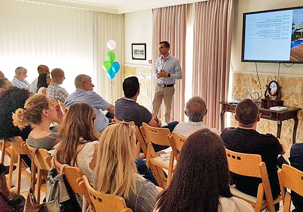 יוני ליפשיץ, מנכ"ל אלמוג תעשיות תוכנה, מציג את מערכת Almog ERP. צילום: ליזה פחימה