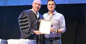 נשיא מכללת אפקה להנדסה, פרופ' עמי מויאל, מעניק את אות הבוגר להראל טייב, מנכ"ל Kryon Systems. צילום: אסף גאם הכהן