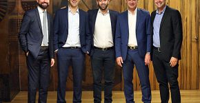 מימין: דוד ביגלאייזן, מנהל החדשנות בשגרירות שווייץ בישראל; ז'אן דניאל רוח, שגריר שווייץ בישראל; רן גולדי, מייסד ומנכ"ל קבוצת הבלוקצ'יין First; יאיר גבע, שותף ומנהל מחלקת היי-טק בהרצוג פוקס נאמן; ופטריק ורמלינגר מהרשות לעידוד השקעות הון בשווייץ. צילום: עמית פייס