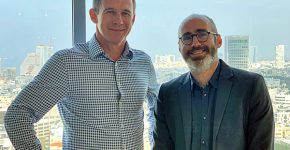 מימין: שחר פרידמן, מנהל מרכז החדשנות של ויזה בישראל; וג'ון דייבי: מנכ״ל פעילות הדיגיטל, החדשנות וההשקעות בבנק הלאומי של אוסטרליה. צילום: יח"צ