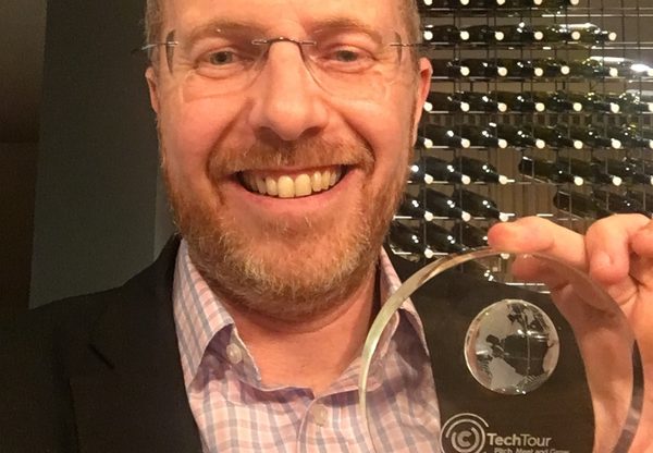 ד''ר אילן סמיש, מנכ''ל אמאי, עם פרס EU Venture Contest בו זכו 24 חברות הזנק מתוך 1,125 חברות מועמדות. צילום: יח"צ