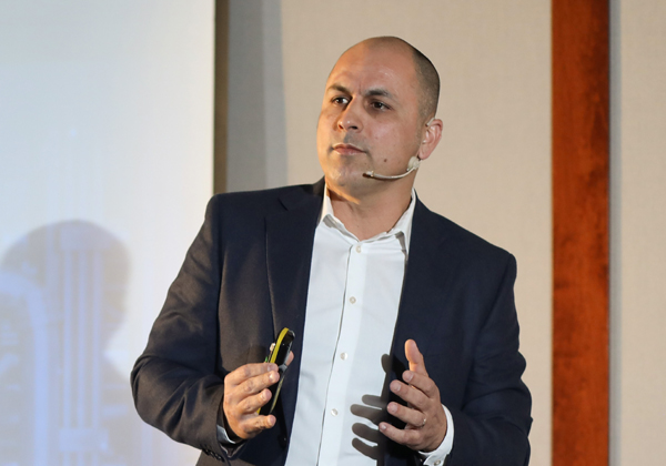 חן אזולאי, סמנכ''ל בכיר למכירות ולפרויקטים אסטרטגיים בבינת תקשורת מחשבים. צילום: יש אווירה