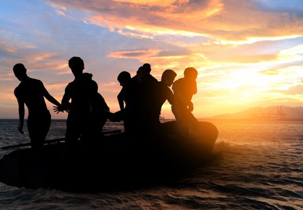 מהגרים לא חוקיים בסירה קטנה מתנפחת באורך 4. אילוסטרציה: BigStock