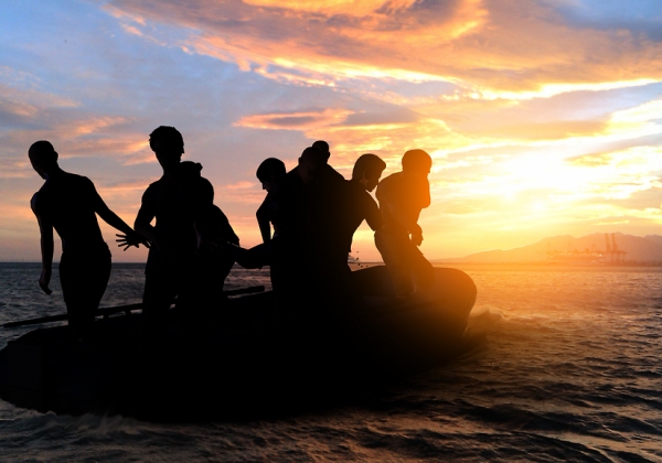 מהגרים לא חוקיים בסירה קטנה מתנפחת באורך 4. אילוסטרציה: BigStock