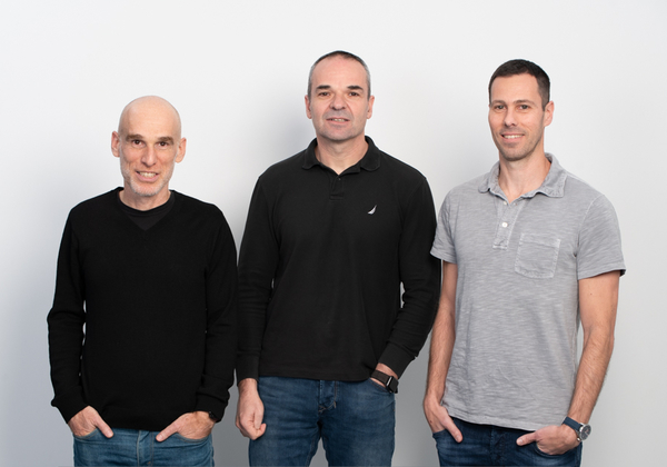 מימין לשמאל: אלון יחזקאלי, סגן נשיא אנלוג; טל תמיר, מנכ״ל Wiliot; ירון אלבוים, סגן נשיא ומנהל פיתוח Wiliot. צילום: דיוויד גראב