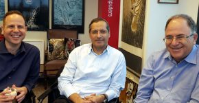 באו לבקר במאורת הנמר: מימין - אלי פרנק, היו"ר החדש של הלשכה לטכנולוגיות המידע בישראל; יורם אלדר, המנכ"ל; ו דוד בן טולילה, סגן היו"ר. צילום: פלי הנמר