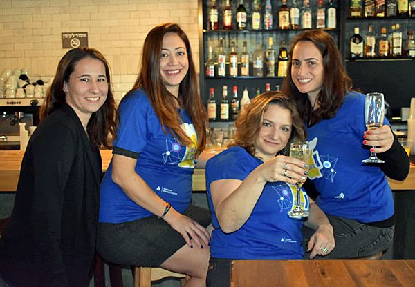 Jira & Bira... עם כוסות יין. בתמונה: נשות מטריקס DevOps. מימין: אורלי ברם, מנהלת מכירות; שרית כהן, מנהלת מתודולוגיה; אושרה ג'רבי, מנהלת מכירות Atlassian; ואביב קוטלר, אדמיניסטרציה ותפעול. צילום: אלי מנדלבאום