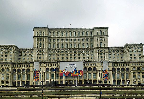 הפרלמנט הרומני - אחד הבניינים היפים בבוקרשט. צילום: יניב הלפרין