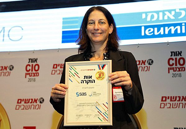רונית לפידור-בלו, מנכ"לית מיה אנליטיקס, מקבלת את התואר בטק מצטייני המחשוב. צילום: ניב קנטור