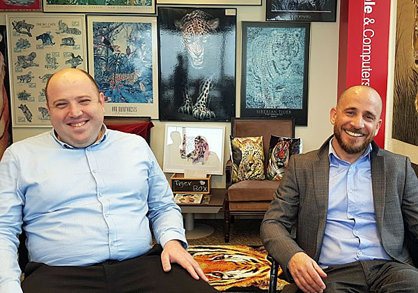 באו לבקר במאורת הנמר: מימין - גידי שוורץ, מנהל מכירות באזור ישראל, מזרח אירופה ורוסיה, ויולי יאביץ, מהנדס מכירות אזורי בכיר לאזור ישראל ומזרח אירופה. צילום: פלי הנמר