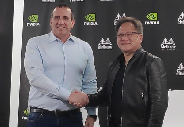 ג'נסן הואנג, מנכ"ל נבידיה (מימין), ואיל וולדמן, מנכ"ל מלאנוקס, במסיבת העיתונאים היום (ב') ביקנעם. צילום: יניב הלפרין