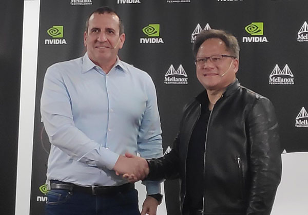 ג'נסן הואנג, מנכ"ל נבידיה (מימין), ואיל וולדמן, מנכ"ל מלאנוקס, במסיבת העיתונאים היום (ב') ביקנעם. צילום: יניב הלפרין