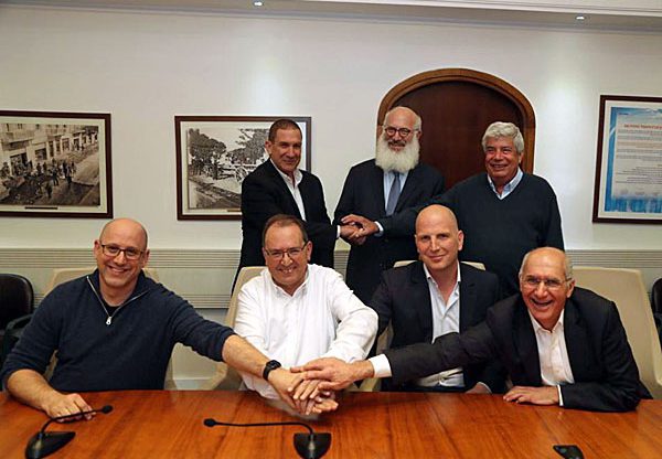 מעמד חתימת ההסכם. עומדים: מימין - עמי אראל, יו"ר סלקום; אדוארד אלשטיין- בעל השליטה ויו"ר איי.די.בי ודסק"ש; ואלוף (מיל') יפתח רון טל, יו"ר חברת החשמל. יושבים: מימין - דורון כהן, יו"ר IBC; ירון קסטנבאום, מנכ"ל תש"י; עופר בלוך, מנכ"ל חברת החשמל; וניר שטרן, מנכ"ל סלקום. צילום: יוסי וייס