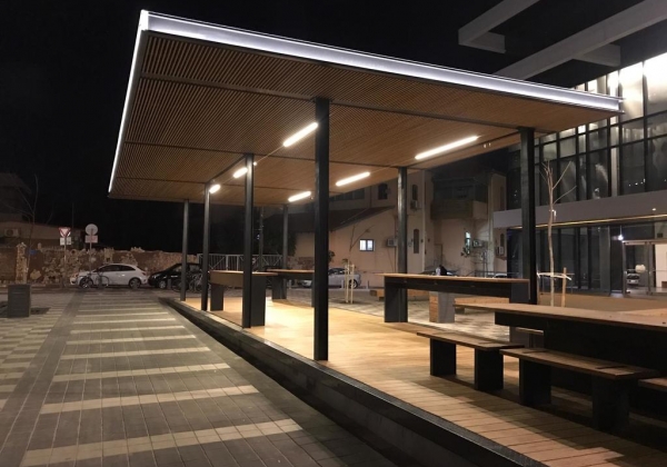 מתחם עבודה עירוני שיתופי חינמי בכיכר רוטשילד 1. מיזם של עיריית ת"א-יפו. צילום: יח"צ