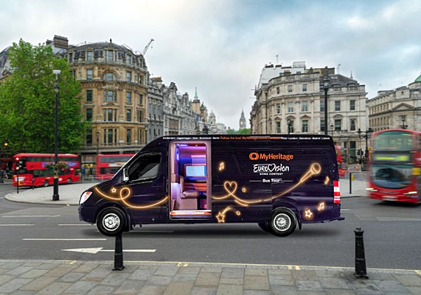 אוטובוס האירוויזיון של מיי הריטג' נוסע ברחובות היפים של עיר אירופית. לפי אוטובוסי הקומותיים אתם יכולים לדעת באיזו עיר מדובר... צילום: יח"צ