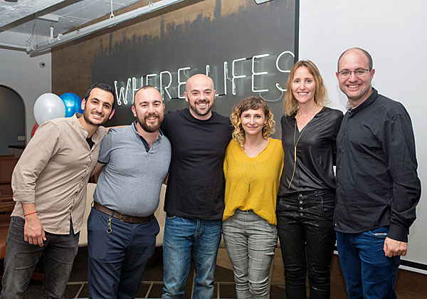 מימין: עמית מנדלבאום, רוני בונג'אק, מרסל כספי, רועי מונין, אורי אליבאייב ושוקי כהן - ממארגני האירוע. צילום: יח"צ אורבן פלייס