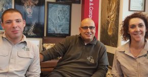 באו לבקר במאורת הנמר: מימין - שלומית שביט, דוברת רשות הטבע והגנים; יניב כהן, מנהל קשרי עיתונות; ואורן בן חורין, מנהל אגף מערכות מידע. צילום: פלי הנמר