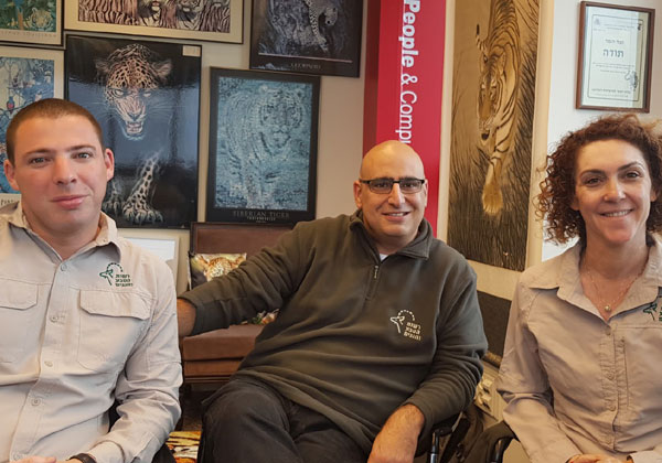 באו לבקר במאורת הנמר: מימין - שלומית שביט, דוברת רשות הטבע והגנים; יניב כהן, מנהל קשרי עיתונות; ואורן בן חורין, מנהל אגף מערכות מידע. צילום: פלי הנמר