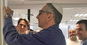 מימין: עמית הרטמן, סמנכ"ל השיווק והמכירות של White Hat; מיקי אלקלעי, בכיר בחברה; עופר לוינגר, המנכ"ל (שקובע את המזוזה); ושרון נימרובסקי, היו"ר והבעלים. צילום: יח"צ