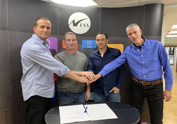 מימין לשמאל: עמית ארמוזה - מנהל חטיבת פתרונות ניהול ב-NessPRO, אריק פינטו – מנהל מכירות EMEA ב-empow, אבי צ'סלה - מנכ"ל ומייסד empow, אבנר מימון - מנהל תחום Cyber ב-NessPRO בטקס חתימת ההסכם. צילום: יח"צ