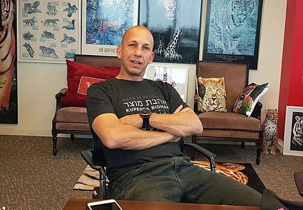 בא לבקר במאורת הנמר: מיקי צ'סניק-שקד, מנהל מרכז הפיתוח של פנדו בישראל. צילום: פלי הנמר