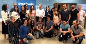 אייב פלד, יו"ר סינמדיה, עם מנהלים ועובדים בחברה בטקס הסרת הלוט במרכז הפיתוח החדש שלה בירושלים. צילום: יח"צ