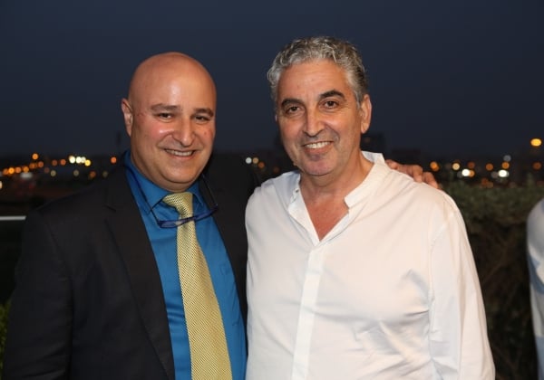 מימין לשמאל: חיים ברוידא, ראש עיריית רעננה, ואריאל איקן, מנכ"ל פרזניוס ישראל. צילום: וידיאו שחף 