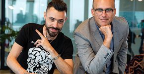 ג'ורדי (משמאל) יחד עם אנדראה ד'אמיקו, סגן נשיא ומנהל אזור EMEA ב-Booking.com. צילום: אלישר הצלם