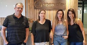 מימין: מיכל קליין, מנהלת קהילה עסקית באופן ואלי; טל קמפינסקי מ-SQLink; אביבית בורברג עמילי מ-SQLink; ויובל מזור, ארכיטקט פתרונות בכיר ב-Nvidia. צילום: יח"צ