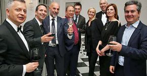 באירוע בפולין: מימין - אמיליו וולדז', סמנכ"ל בכיר באינפורמטיקה אירופה; מארטה, KMS פולין; פאבל בורקובסקי, מנכ"ל החברה בפולין; מרגרט, KMS פולין; לוקאס, KMS פולין; פייטור, אינפורמטיקה מזרח אירופה; מאסימו, אינפורמטיקה אירופה; שגיא אליהו, מנכ"ל KMS ומנהל הפעילות הבינלאומית של קבוצת אמן; וקובה, KMS פולין. צילום: יח"צ