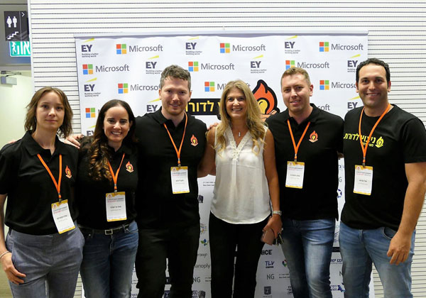 מימין: שירה פאיאנס-בירנבאום, COO&CMO מיקרוסופט ישראל והיזמים ענת גרימלנד, ארז גביש, אלון רפפורט, טליה סבצ׳נקו ונתן לייבזון. צילום: יח"צ