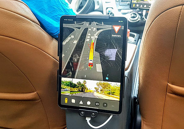 מסך מידע לנוסעים המוסעים במכונית האוטונומית של יאנדקס, שמראה להם מה הרכב "חושב" על מצב התנועה. אחרי הדקות הראשונות, הנוסע חושב: I couldn't care less. צילום: פלי הנמר