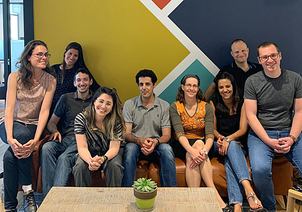 רז בכר, מנהל מאיץ הסטארט-אפים של מיקרוסופט בישראל (במרכז), יחד עם צוות המאיץ. צילום: יח"צ