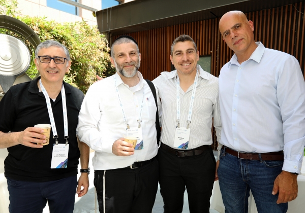 ירון רזינסקי, מנהל פעילות EUC אזורי, VMware; אלון זיתונה, Enterprise Account Manager VMware; לוק אויזארט, מנהל תשתיות בנציבות מס הכנסה; אוריאל כהן, מנהל תשתיות מכס. צילום: ניב קנטור 
