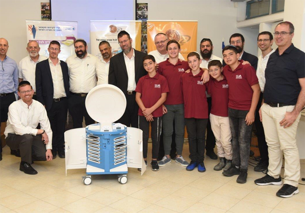 מורים, תלמידים ושותפי התכנית של קרן אתנה בעת הענקת עגלת המעבדה הניידת לקרית נוער ירושלים/ צילום: אמיר אלון