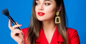 מתאפרת. צילום אילוסטרציה: BigStock