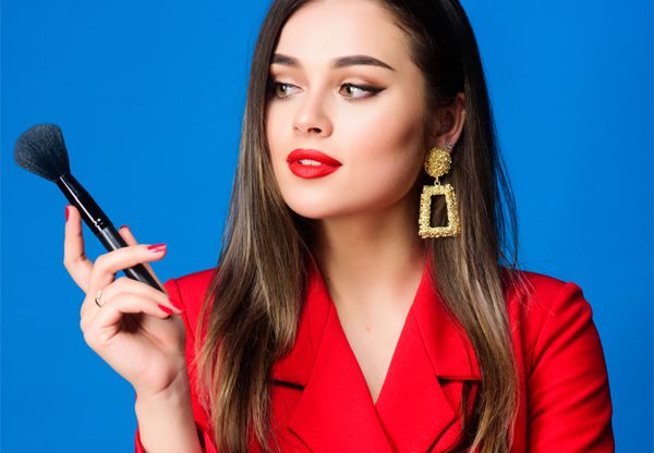 מתאפרת. צילום אילוסטרציה: BigStock