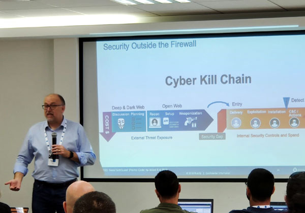 בנג'מין פאואל, מנהל השיווק הטכני של RiskIQ, בסדנה. צילום: יח"צ