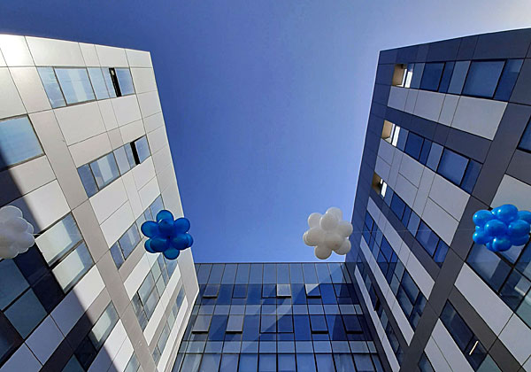 המשרדים החדשים, והמתנשאים גבוה, של קבוצת אמן בקריית אריה בפתח תקווה. צילום: פלי הנמר