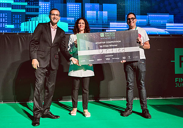 מימין: קווין ספטון, מנכ"ל ומייסד-שותף של הסטארט-אפ הזוכה, אנטייד; סנדרה ששון, אנשים ומחשבים; ומנחה הכנס, העיתונאי אליוט גוטקין. צילום: תומר פולטין