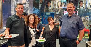 מימין: נתי אברהמי, מנכ"ל טלדור; לימור רזניק, מנהלת השיווק של החברה; ושי ורדי, מנמ"ר ישראכרט, ורעייתו. צילום: יח"צ