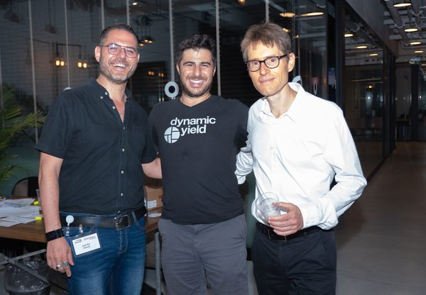 מימין לשמאל: בן פסטרנק, מנכ"ל קבוצת אמן, ליעד אגמון, מנכ"ל ומייסד Dynamic Yield, אסף בר, מנכ"ל איטרניטי. צילום: יוחאי הלל 360 וידאו