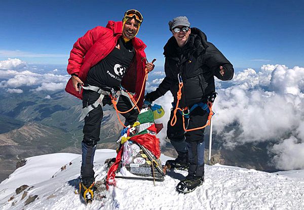 טל נתנוביץ' ואלון כהן על פסגת העולם, או לפחות על פסגת ההר הגבוה ביותר באירופה