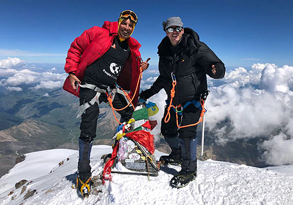 טל נתנוביץ' ואלון כהן על פסגת העולם, או לפחות על פסגת ההר הגבוה ביותר באירופה